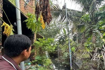 TP.HCM: Bé trai bán vé số tử vong trong con hẻm ngập nước