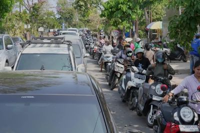 Hàng dài xe nối đuôi tại Bali chờ đổ xăng