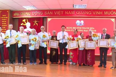 Phường Hạc Thành trao tặng, truy tặng Huy hiệu Đảng cho 1.586 đảng viên