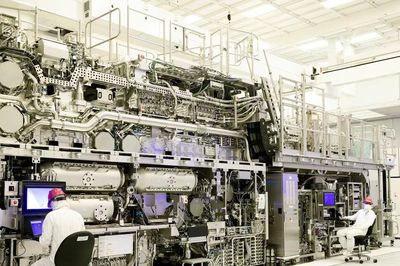Doanh số của ASML tại Trung Quốc tăng vọt 109% bất chấp lệnh hạn chế của Mỹ