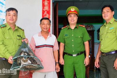 Người dân phường Hà Tiên bàn giao cá thể chim Ó Cá quý hiếm