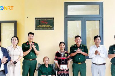 Bàn giao nhà 'Mái ấm biên cương' cho hộ nghèo tại xã La Êê