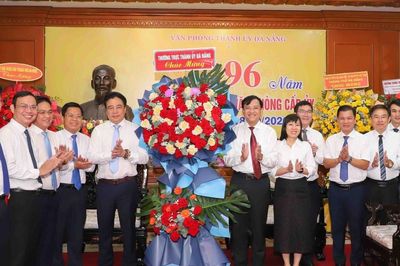 Phó Bí thư Thường trực Thành ủy Nguyễn Khắc Toàn thăm, chúc mừng 96 năm ngày truyền thống Văn phòng cấp ủy