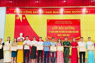 Trung tâm Chính trị xã Đại Lộc bồi dưỡng lý luận chính trị cho đảng viên mới