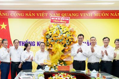 Bí thư Thành ủy Lê Ngọc Quang thăm, chúc mừng Thống kê thành phố