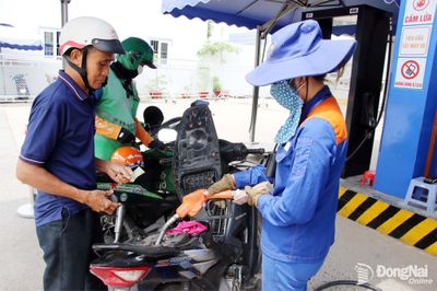 Giá xăng E10 RON 95-III giảm 1.225 đồng/lít