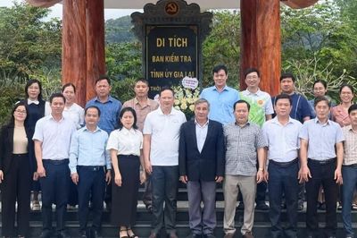 Ủy ban Kiểm tra Tỉnh ủy dâng hoa, dâng hương tại Bia di tích Ban Kiểm tra Tỉnh ủy Gia Lai