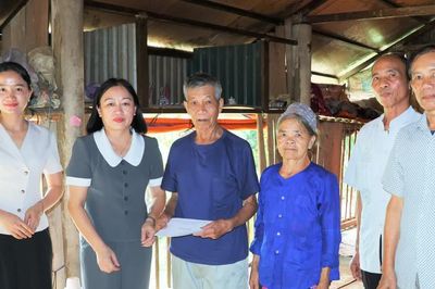 Xã Lục Yên thăm, tặng quà người cao tuổi có hoàn cảnh đặc biệt khó khăn
