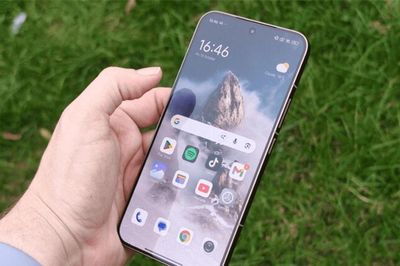 So sánh smartphone tầm giá 15 triệu đồng: Chọn iPhone 16e hay dàn máy Android cấu hình khủng?