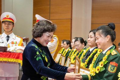Đại tá Phạm Thị Thu Phương được trao Giải thưởng Phụ nữ Quân đội lần thứ I