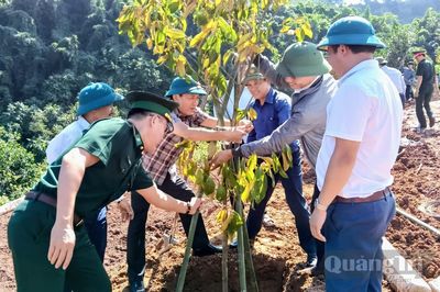 Thượng Trạch: Bàn giao nhà ở và trao tặng mô hình sinh kế cho hộ nghèo