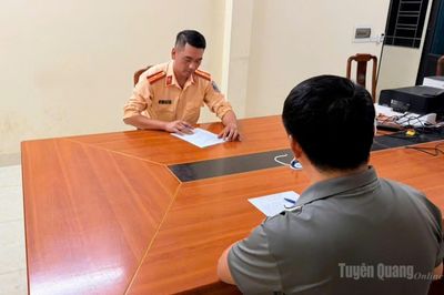 Xử phạt tài xế xe khách sử dụng điện thoại khi lái xe trên Quốc lộ 4C