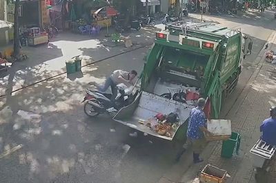 Ô tô đang dừng thu gom rác, bất ngờ xe máy tông mạnh từ phía sau