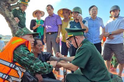 Ngư dân câu mực Hà Tĩnh được cứu sống sau 2 ngày trôi dạt trên biển