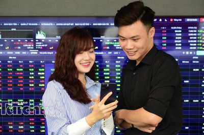 Chứng khoán ngày 15/10: VN-Index mất mốc 1.700 điểm, dòng tiền phân hóa