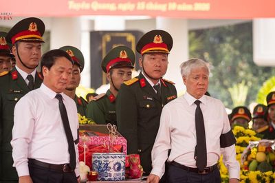 Phó Chủ tịch Thường trực Quốc hội Đỗ Văn Chiến dự Lễ viếng, truy điệu và an táng hài cốt liệt sĩ tại Nghĩa trang Liệt sĩ Vị Xuyên
