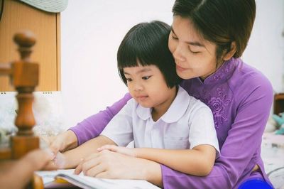 Vì sao cha mẹ càng quát mắng, con càng khó bảo?