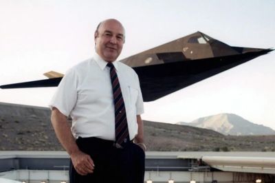 Từ chuyên khảo vật lý đến 'Bóng ma' F-117