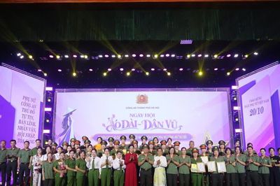 Ngày hội áo dài, dân vũ của phụ nữ Công an Thủ đô