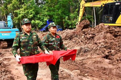 Quy tập thêm 8 hài cốt liệt sĩ cùng 3 bộ di vật kèm theo tại Công viên Lê Thị Riêng
