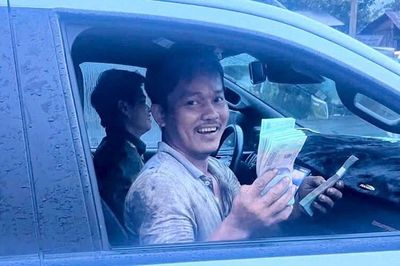 Người phụ nữ đánh rơi 200 triệu đồng giữa trời mưa và cái kết ấm lòng