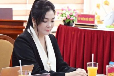 Rời xa hào quang showbiz, Hoa hậu từng sống trong nhà mái lá nay ở biệt thự Hà Nội, vừa nhận bằng Tiến sĩ