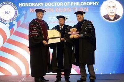 Nhà văn, nhà nghiên cứu Nguyễn Xuân Tuấn được Đại học Nobel (Hoa Kỳ) trao bằng Tiến sĩ danh dự