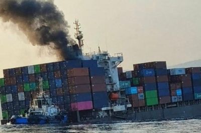 Video tàu container trúng thủy lôi, chìm dần trên eo biển Hormuz