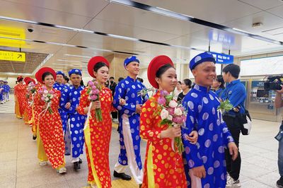 52 cặp đôi ở TP.HCM diễu hành xe đạp, trải nghiệm metro trong lễ cưới