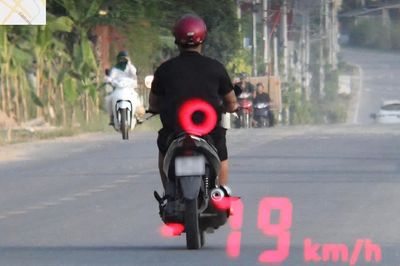Tài xế không bằng lái chạy xe máy 79 km/h, bị phạt 10 triệu đồng
