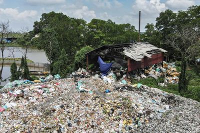 Lò đốt rác quá tải, bãi rác khổng lồ bủa vây người dân Ninh Bình