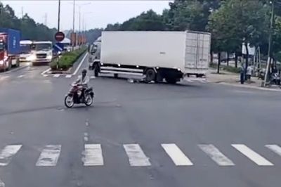 Video tài xế xe tải ở TP.HCM gây tai nạn, kéo nạn nhân khỏi gầm xe rồi bỏ chạy