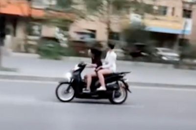 Cô gái đi SH không đội mũ bảo hiểm, lạng lách, đánh võng trên phố Hà Nội