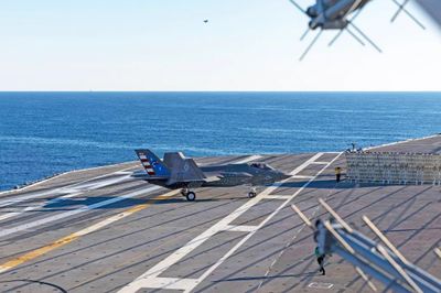 Video tiêm kích F-35C lần đầu hạ cánh xuống siêu tàu sân bay lớp Ford