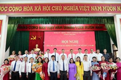 Xã Đan Phượng công bố, trao các quyết định về công tác tổ chức, cán bộ
