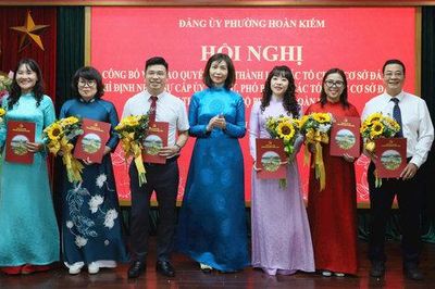 Phường Hoàn Kiếm trao quyết định thành lập các tổ chức cơ sở đảng