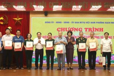 Phường Bạch Mai: Tặng quà tri ân cựu chiến binh nhân Ngày truyền thống lực lượng vũ trang Thủ đô