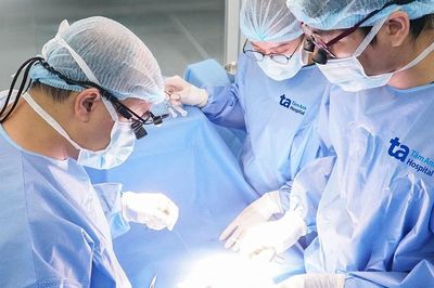 Sưng vùng kín bất thường, bé gái sinh non 27 ngày tuổi được phát hiện thoát vị bẹn hai bên
