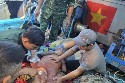 Dây tời đứt văng vỡ xương gò má ngư dân khi đánh bắt trên biển