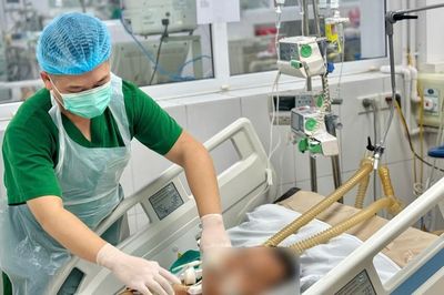 Một người từ Congo về nước mắc sốt rét, nguy kịch sau 15 ngày uống thuốc nam