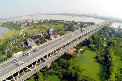 Cấm ô tô rẽ phải từ đường gom bắc lên cầu Thăng Long