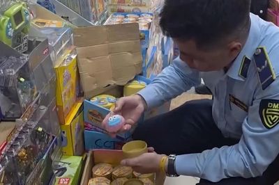 Tạm giữ hơn 1.200 sản phẩm đồ chơi trẻ em nhập lậu tại phố Đồng Xuân