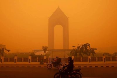 Bầu trời chuyển màu cam bất thường, khói mù bao phủ Kalimantan