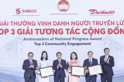 Báo Đại đoàn kết tiếp tục hành trình 'Vinh danh Người truyền lửa'