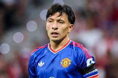 Lisandro Martinez xin lỗi