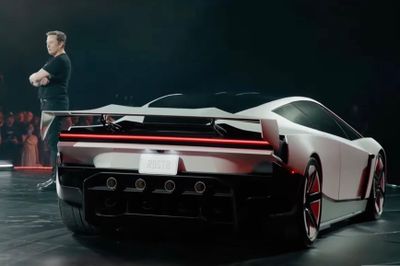 Bóc tách Tesla Roadster - ôtô có thể bay và nhào lộn?