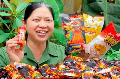 Nhật Bản tiêu hủy sản phẩm 'chân gà Bà Tuyết' nhập lậu