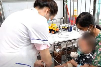 Trẻ mắc cúm gia tăng, bác sĩ cảnh báo những dấu hiệu bệnh chuyển nặng