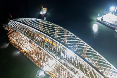 [Ảnh] Đưa vòm thép cầu đi bộ vượt sông Sài Gòn nặng 3.400 tấn lên sà lan an toàn