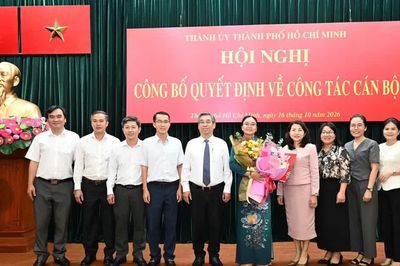Ban Thường vụ Thành ủy TPHCM trao quyết định điều động cán bộ